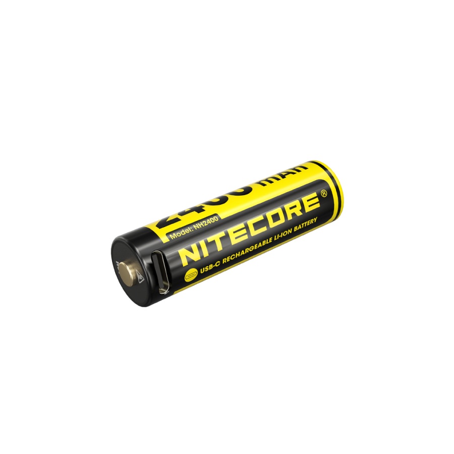 Nitecore NH2400 detail hlavy článku AA: vystúpený button top a nabíjací USB-C port priamo v boku tela