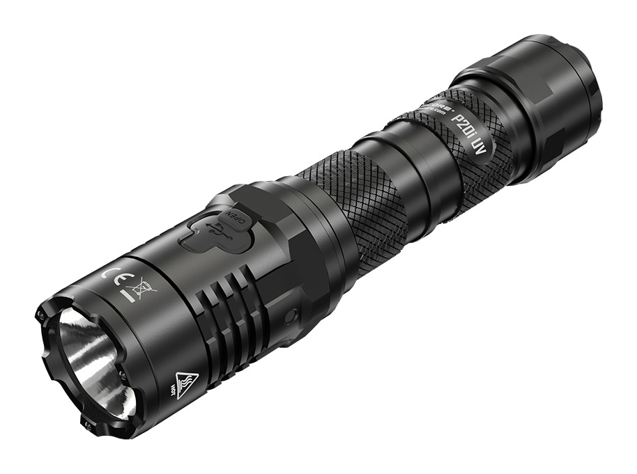 NITECORE P20i UV taktická LED baterka šikmo – hlava s bielou LED a štyrmi UV LED, vrúbkované telo a dva spínače na chvoste