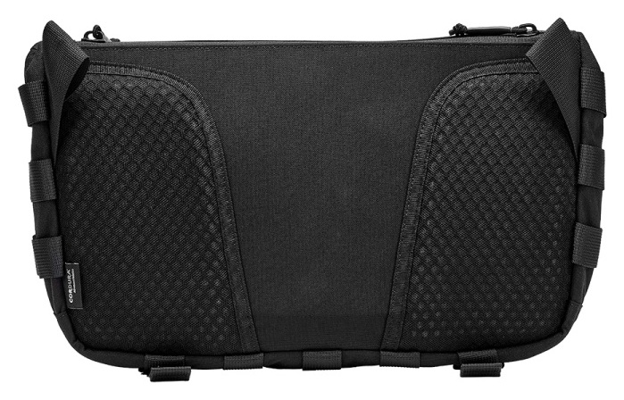 Zadná strana Nitecore SLB06 s 3D vetraným polstrovaním, MOLLE popruhmi a tkanou visačkou CORDURA