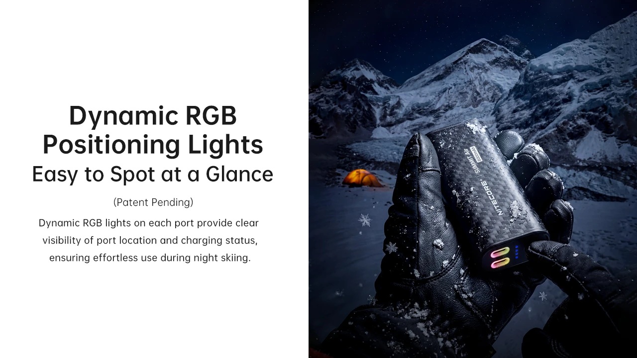 Nitecore SUMMIT Air RGB svietiace USB-C porty potme – ruka v rukavici drží powerbanku pred stanom v nočných horách