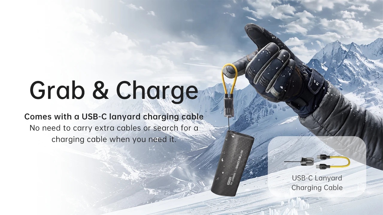 Nitecore SUMMIT Air s USB-C nabíjacím káblom na šnúrke – žltá slučka v ruke v lyžiarskej rukavici nad zasneženými horami