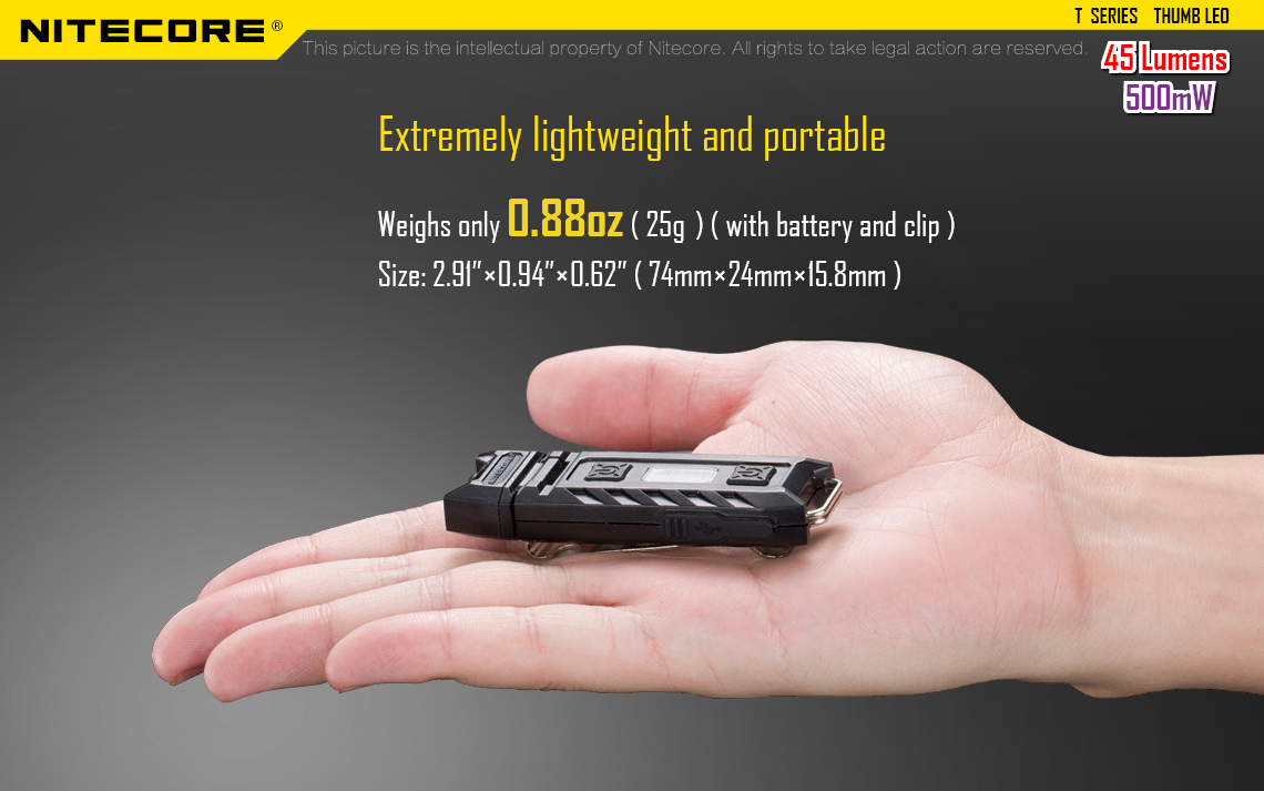 NITECORE THUMB LEO na dlani – hmotnosť 25 g s akumulátorom a klipom a rozmery 74 × 24 × 15,8 mm