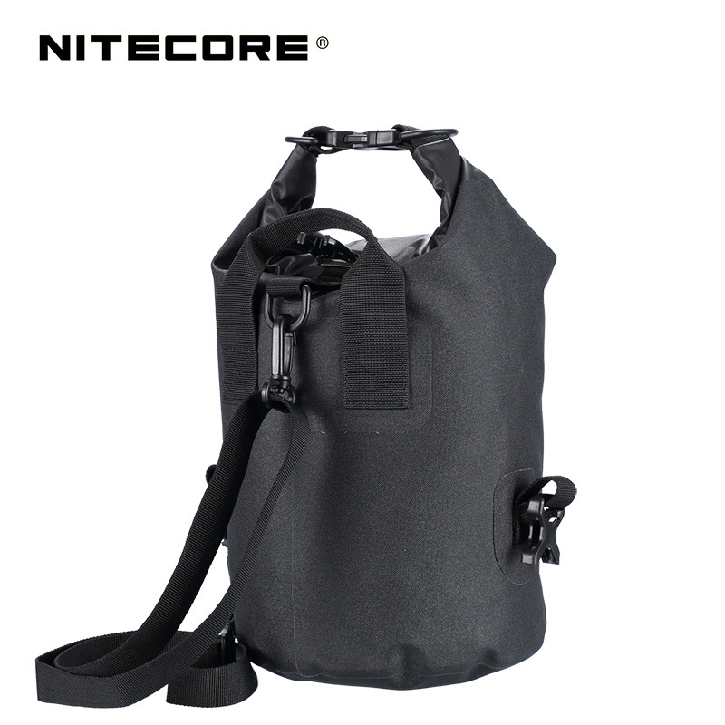 NITECORE WDB05 vodotesný dry bag 5 l — čierny valcový vak s rolovacím uzáverom a odnímateľným popruhom cez rameno