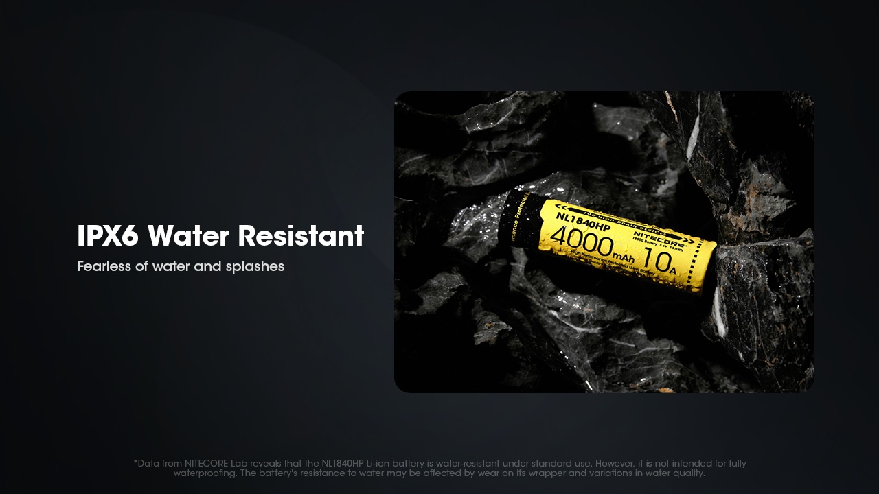 Nitecore NL1840HP s krytím IPX6 na mokrej skale — odolnosť proti dažďu a striekajúcej vode, nie proti ponoreniu