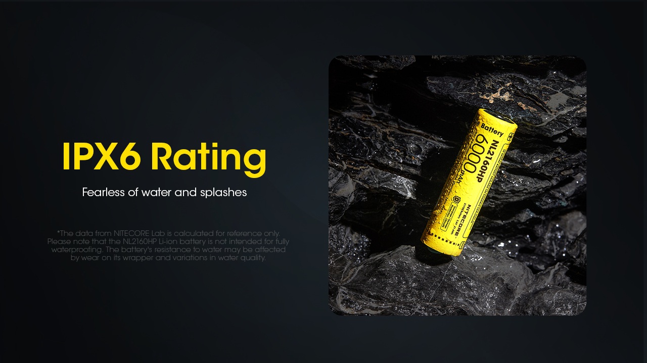 Nitecore NL2160HP s krytím IPX6 na mokrej skale — odolnosť proti dažďu a striekajúcej vode, nie proti ponoreniu
