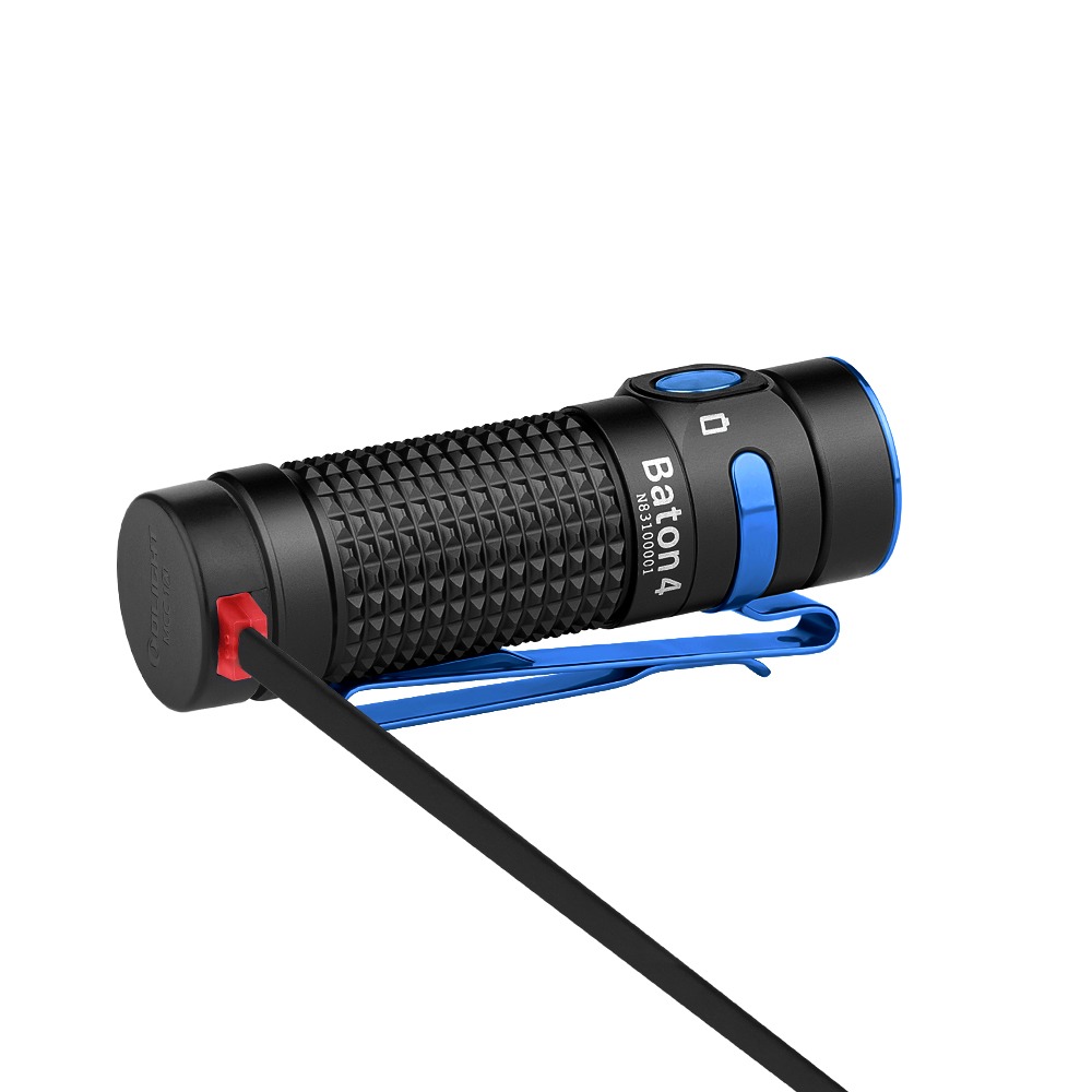 Olight Baton 4 čierna baterka s magnetickým konektorom MCC 1A priloženým na koncovke a plochým nabíjacím káblom