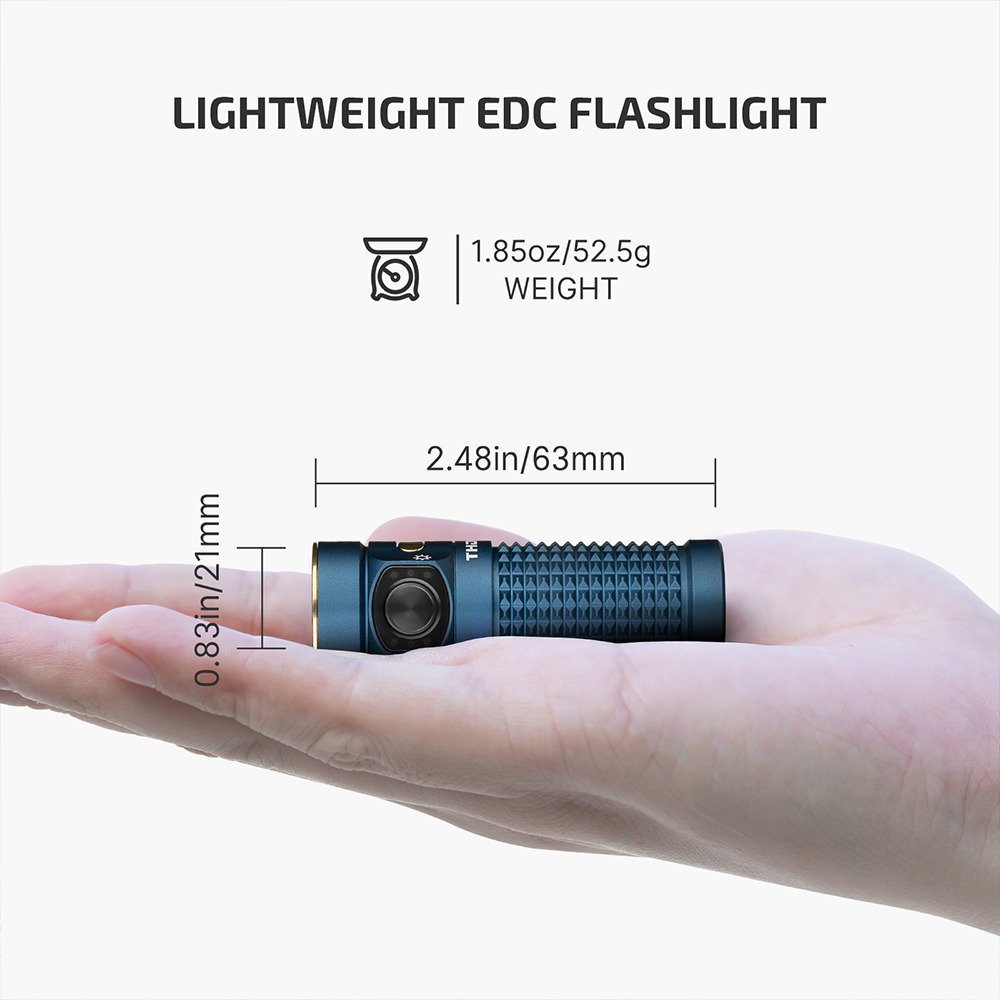 Olight Baton 4 na otvorenej dlani, infografika výrobcu: dĺžka 63 mm, priemer 21 mm, hmotnosť 52,5 g