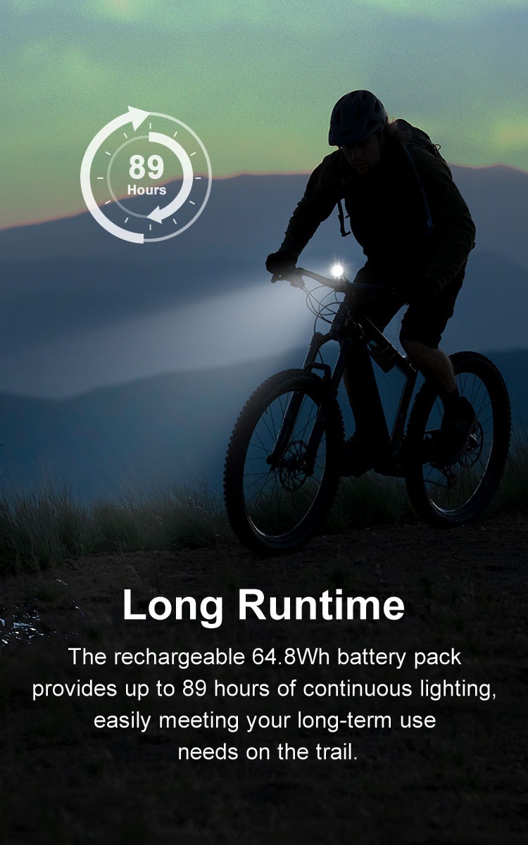 Olight Gotorch X infografika Long Runtime – akupack 64,8 Wh a až 89 hodín v režime Daytime, jazdec na hrebeni za súmraku
