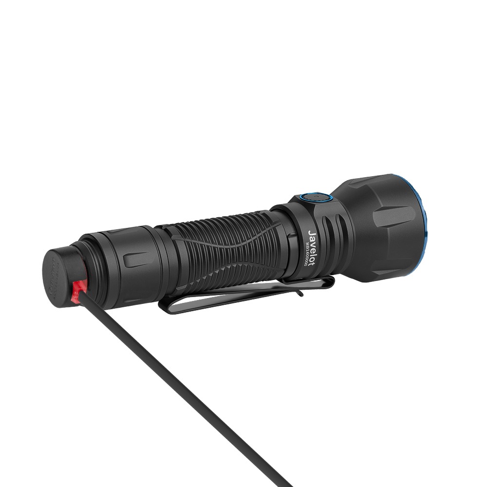 Olight Javelot Long Matte Black pri nabíjaní – magnetický kábel MCC3 na koncovke, svieti červená kontrolka