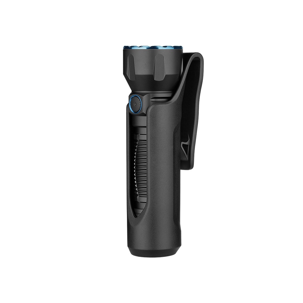 Olight Javelot Long Matte Black zasunutá v čiernom puzdre – nad okrajom hlava s modrým lemom a bočný spínač