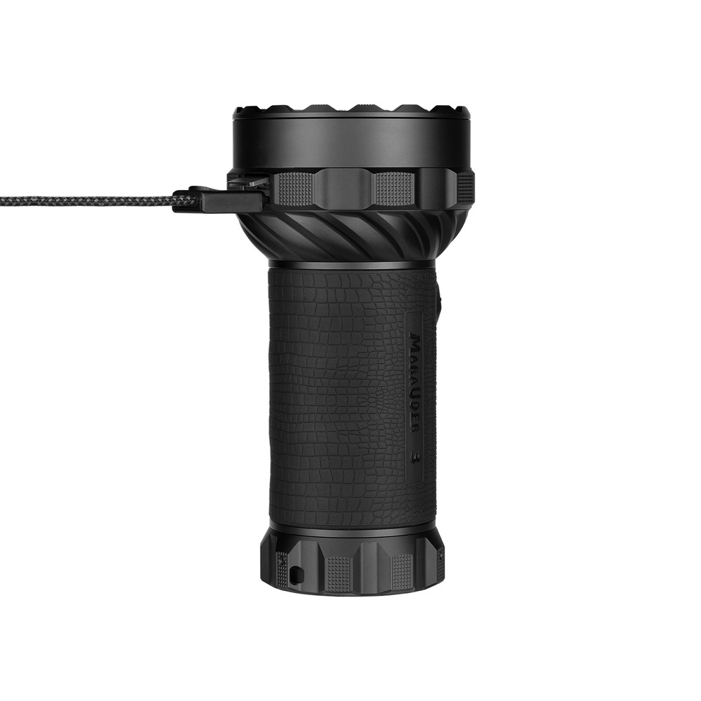 Olight Marauder 3 čierna s opleteným pútkom USB-C zapojeným v porte na hlave, pútko je zároveň kábel