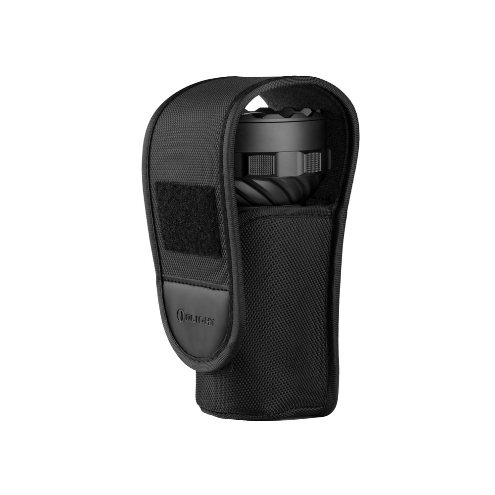 Olight Marauder 3 v puzdre na opasok so suchým zipsom a logom OLIGHT, vyčnieva ryhovaná hlava baterky