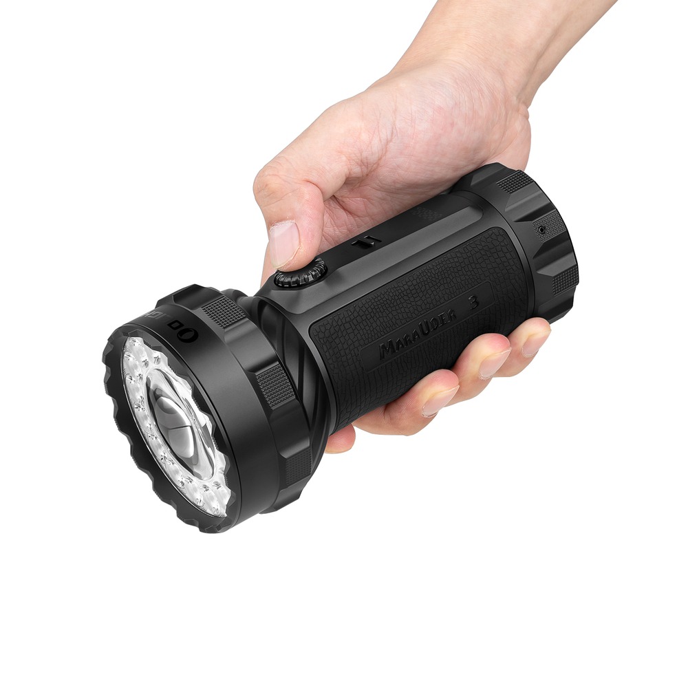 Olight Marauder 3 čierna baterka v ruke – telo s gripom v dlani, hlava s kruhom LED a šošovkou spotlightu