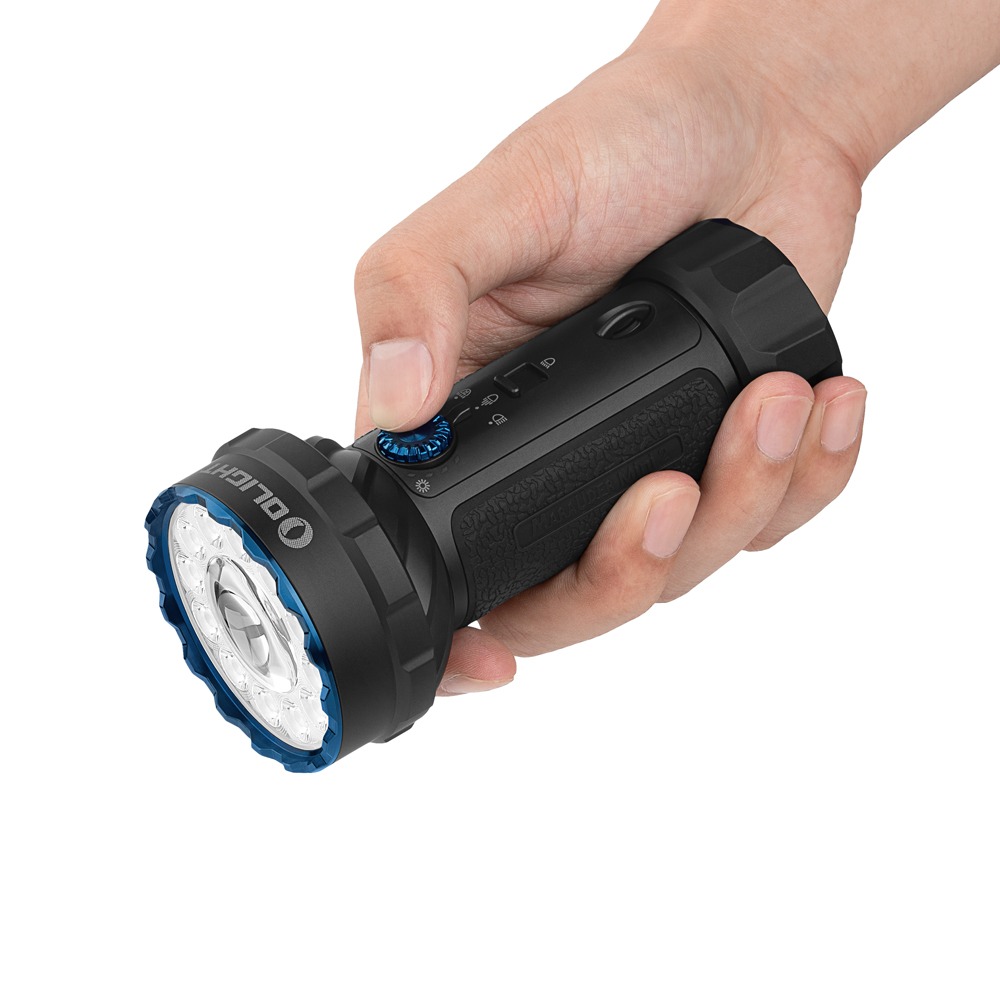 Olight Marauder Mini 2 čierna baterka v ruke – 133 mm dlhé telo s protišmykovým úchopom a palcom na modrom otočnom gombíku