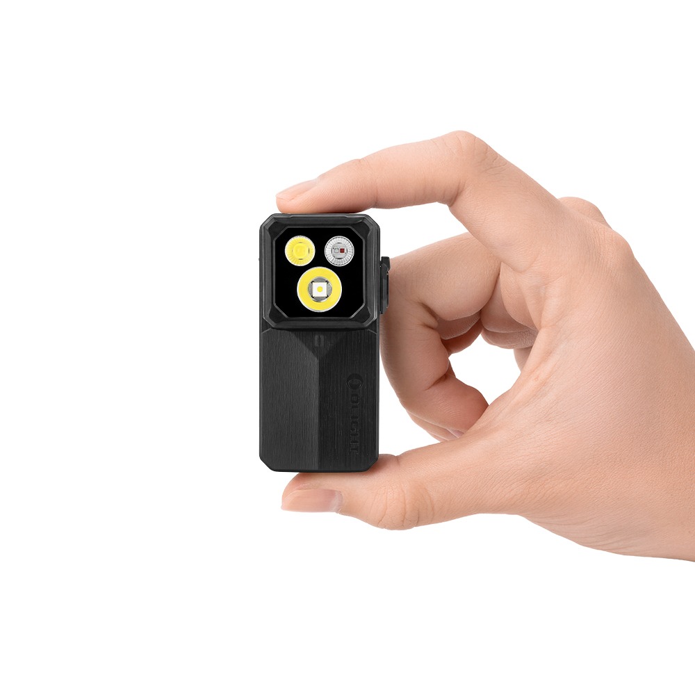 Olight Oclip 2 Ultra Onyx Black držaný medzi dvoma prstami ukazuje veľkosť čierneho tela so štyrmi svetlami