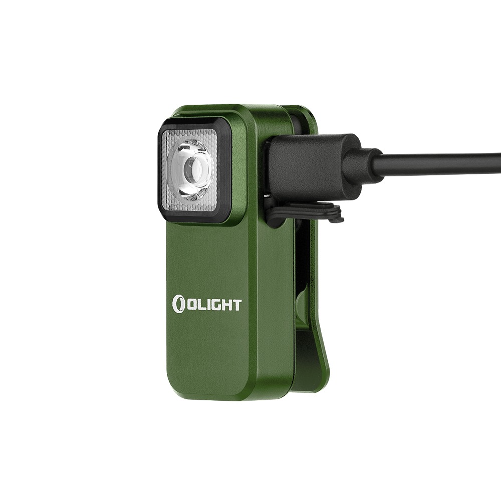 Olight Oclip Green s pripojeným nabíjacím káblom USB-C, krytka portu je odklopená nabok