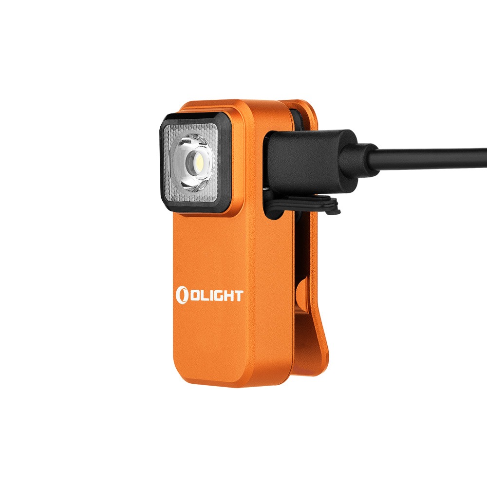 Olight Oclip Orange s pripojeným nabíjacím káblom USB-C, krytka portu je odklopená nabok
