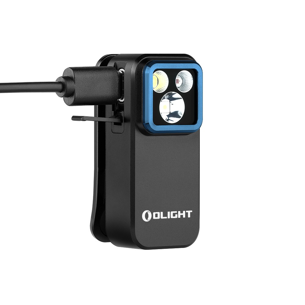 Olight Oclip Pro čierna s pripojeným USB-C káblom pod odklopeným kovovým krytom nabíjacieho portu