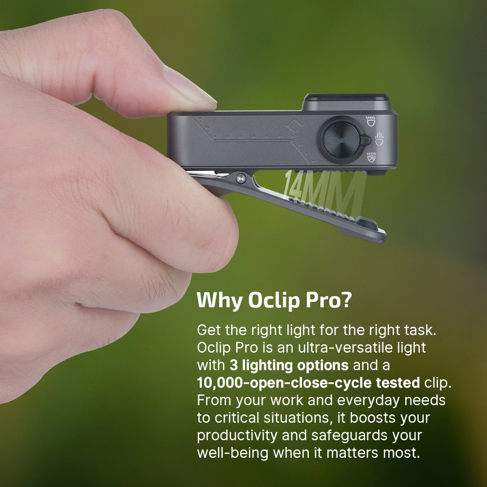 Olight Oclip Pro s rozovretým pružinovým klipom a údajom 14 mm, v pozadí rozostrená zelená tráva