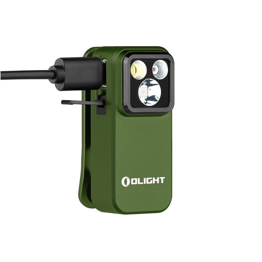 Olight Oclip Pro zelená OD s pripojeným USB-C káblom pod odklopeným kovovým krytom nabíjacieho portu