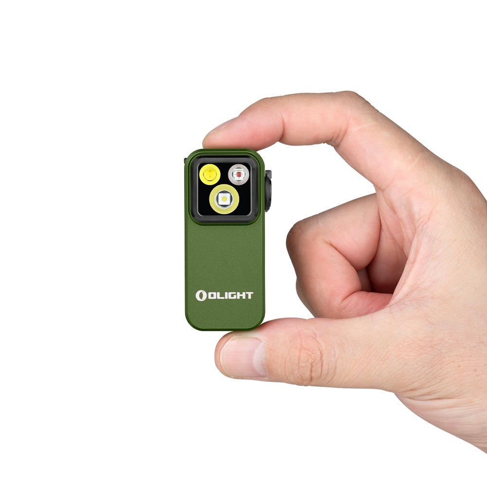 Olight Oclip Pro zelená OD medzi prstami ukazuje veľkosť plochého tela s tmavým lemom a tromi LED