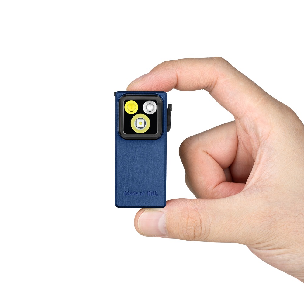 Olight Oclip Ultra Navy Blue držaný v prstoch ukazuje veľkosť plochého tmavomodrého tela s tromi LED
