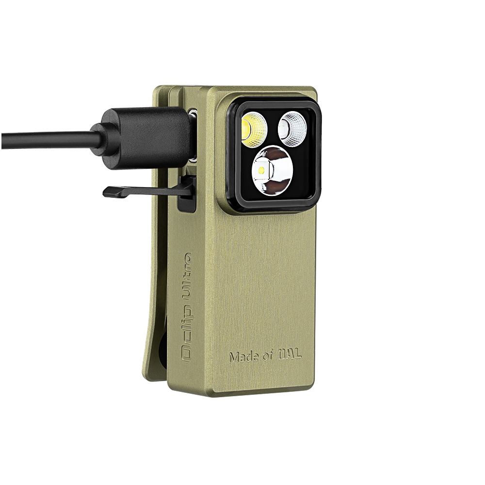 Olight Oclip Ultra Olive Green s pripojeným USB-C káblom pod odklopenou krytkou nabíjacieho portu