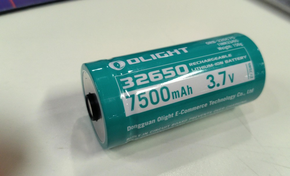 Akumulátor Olight ORB-326C75 so vstavaným ochranným obvodom proti prebitiu, potlač na plášti skutočného kusu