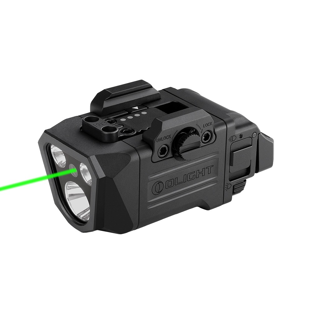 Olight PL X GL so zapnutým zeleným laserom triedy 3R zo stredového otvoru medzi tromi LED, pohľad spredu zľava