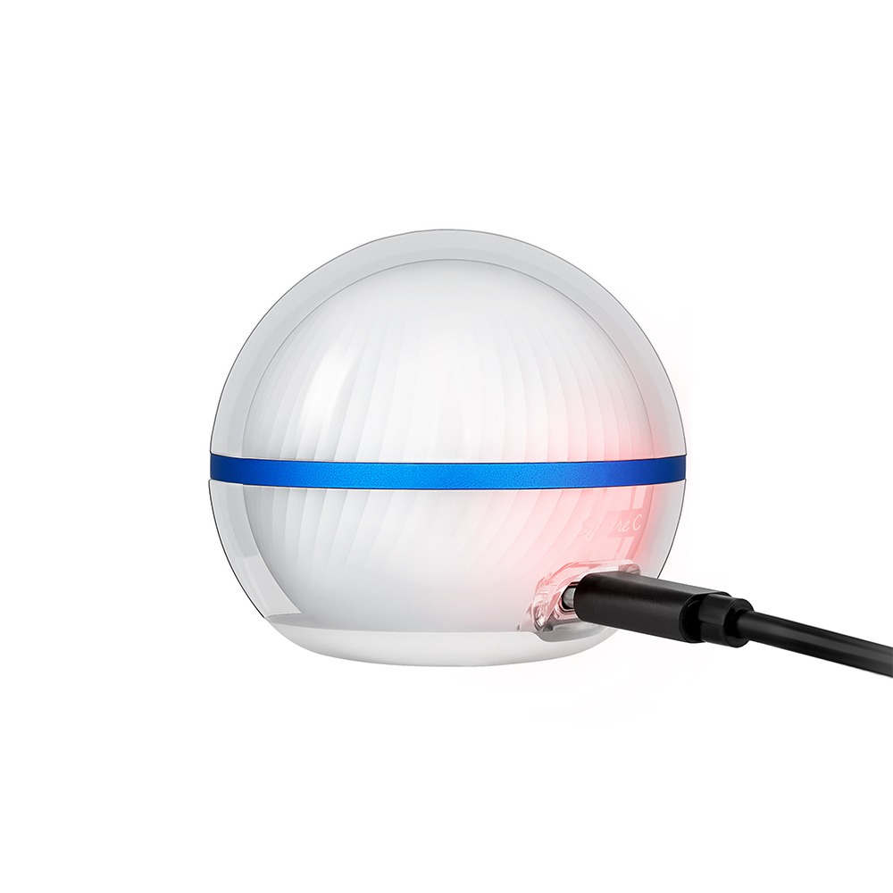 Olight Sphere C nabíjanie – čierny USB-C kábel v porte na okraji spodku gule a červené svetlo pri porte počas nabíjania