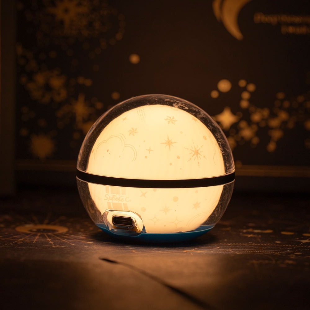 Olight Sphere C Stellar Sky ako nočné svetlo – teplé biele svetlo 2 800 K a presvitajúci motív hviezd v tme