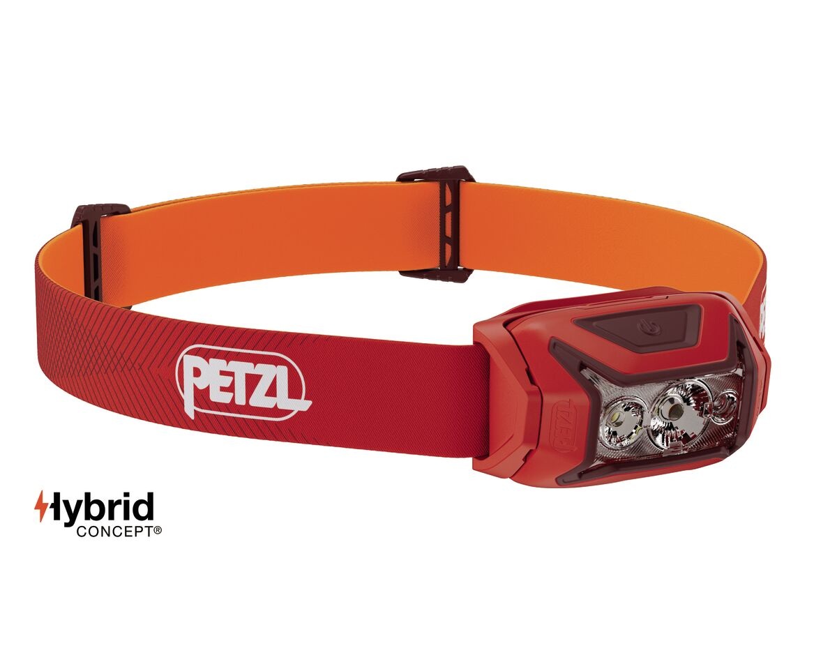 Petzl ACTIK 2025 v červenej farbe — čelovka s hlavovým pásikom