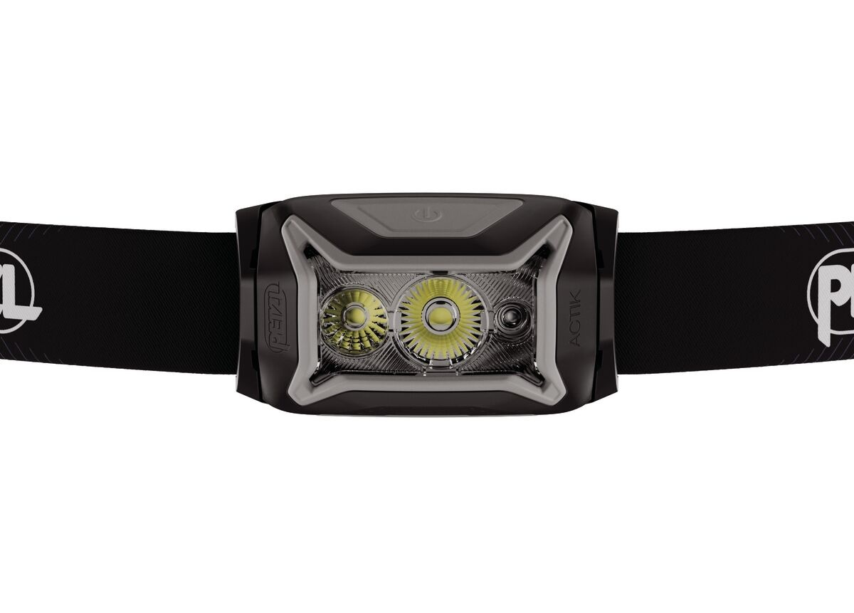 Petzl ACTIK CORE — čelný pohľad na optiku s dvomi bielymi LED a červenou LED, hore tlačidlo
