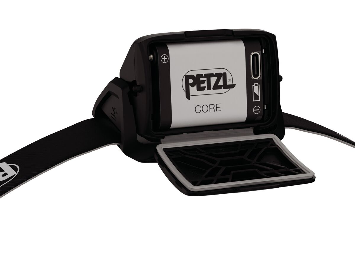 Petzl ACTIK CORE — otvorený batériový box s vloženým nabíjateľným článkom CORE, ktorý má vlastný port USB-C a indikátor stavu