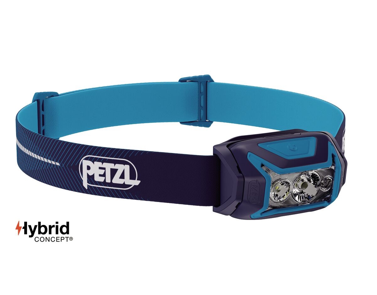 Petzl ACTIK CORE — čelovka v modrej farbe, hmotnosť 88 g, produktová fotka na bielom pozadí