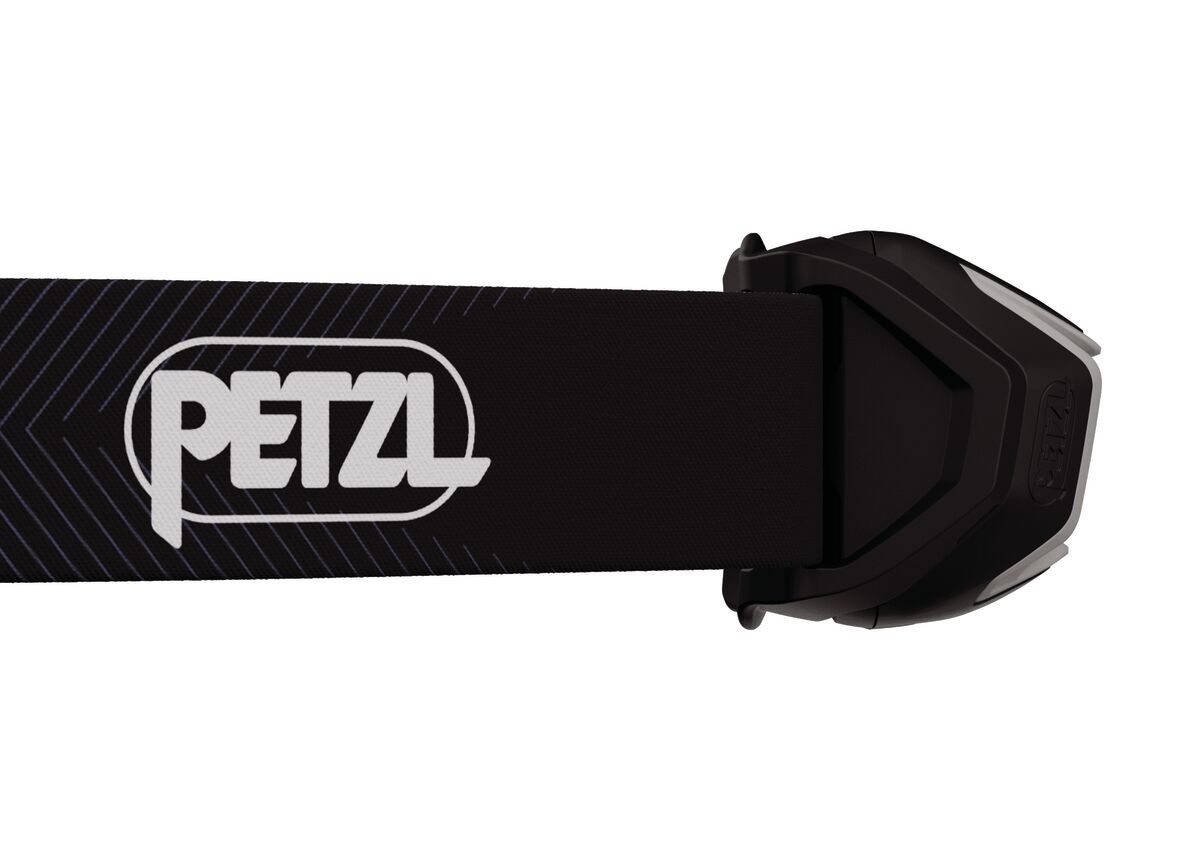 Petzl ACTIK CORE — zadná strana čelovky s čiernym hlavovým pásikom a batériovým boxom