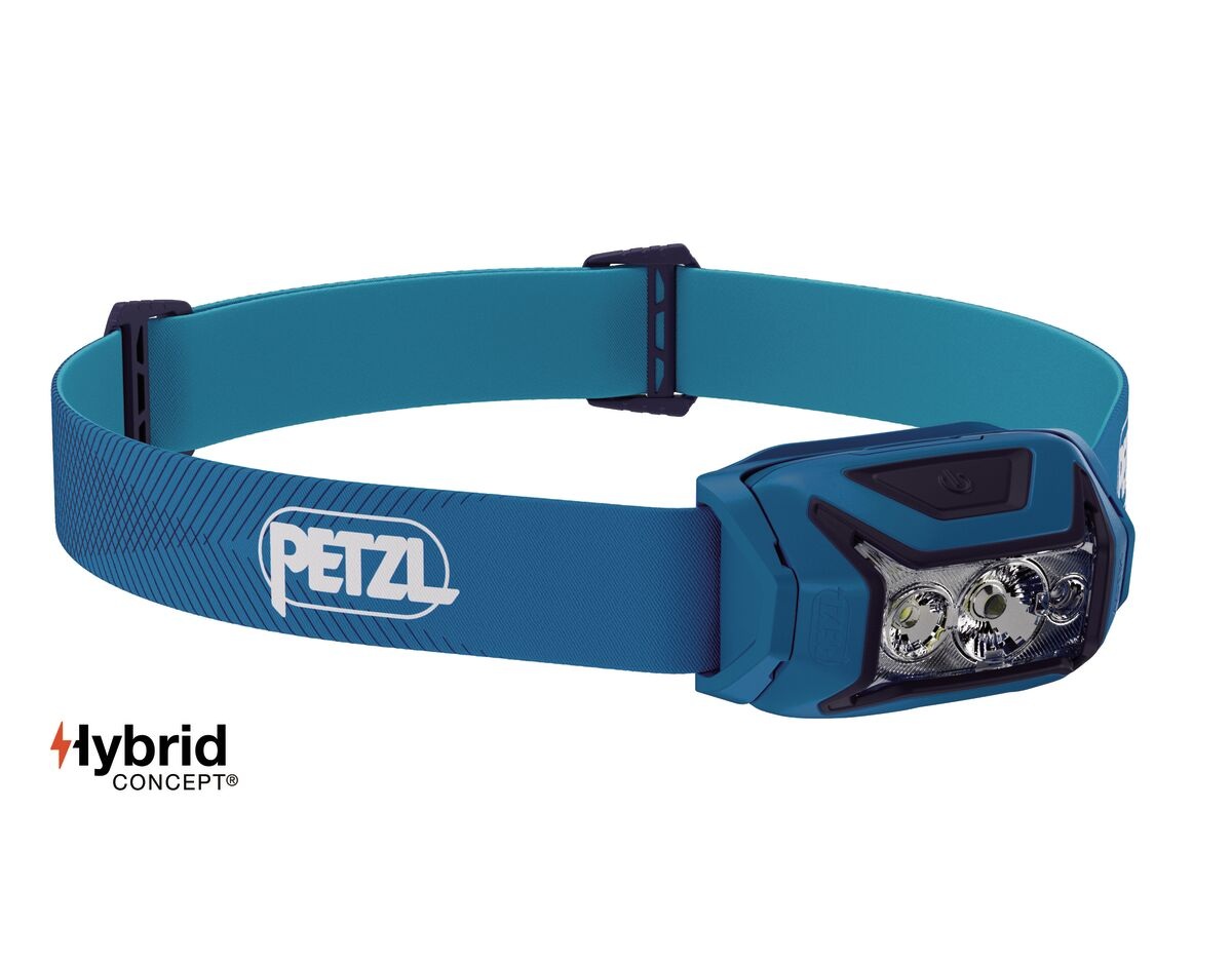 Petzl ACTIK — čelovka v modrej farbe, hmotnosť 98 g, produktová fotka na bielom pozadí