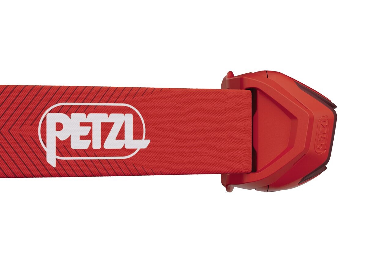 Detail červeného hlavového pásika Petzl ACTIK s bielym tkaným logom Petzl a úchytom, ktorým sa pásik zapína do tela čelovky