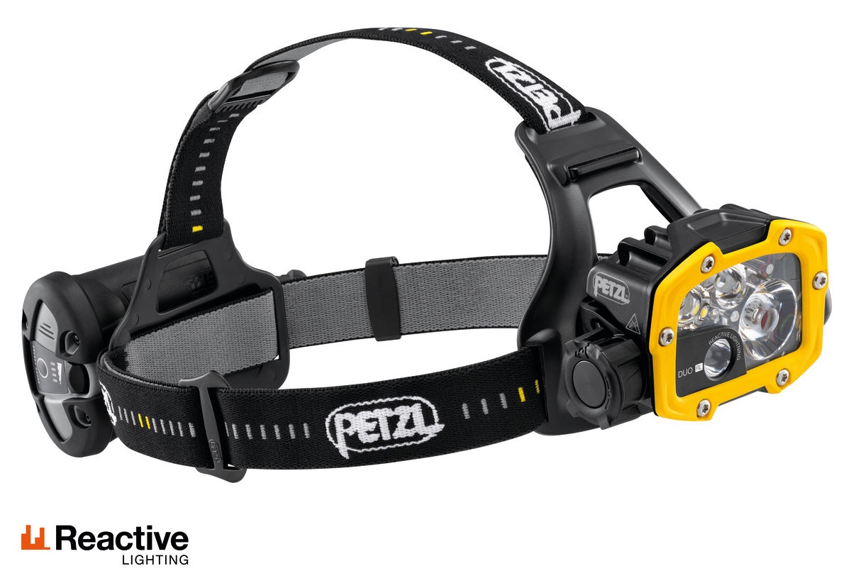 Petzl DUO RL — celá čelovka zboku: čierne telo so žltým hliníkovým rámom a optikami vpredu, hlavový pásik s logom Petzl a akumulátor na zadnej strane