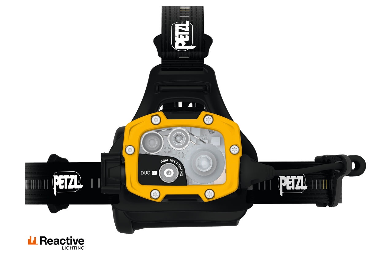 Petzl DUO RL spredu — svietidlo v čiernom plastovom držiaku, hlavový pásik prevlečený cez bočné otvory držiaka a pás cez temeno vedený cez horný otvor