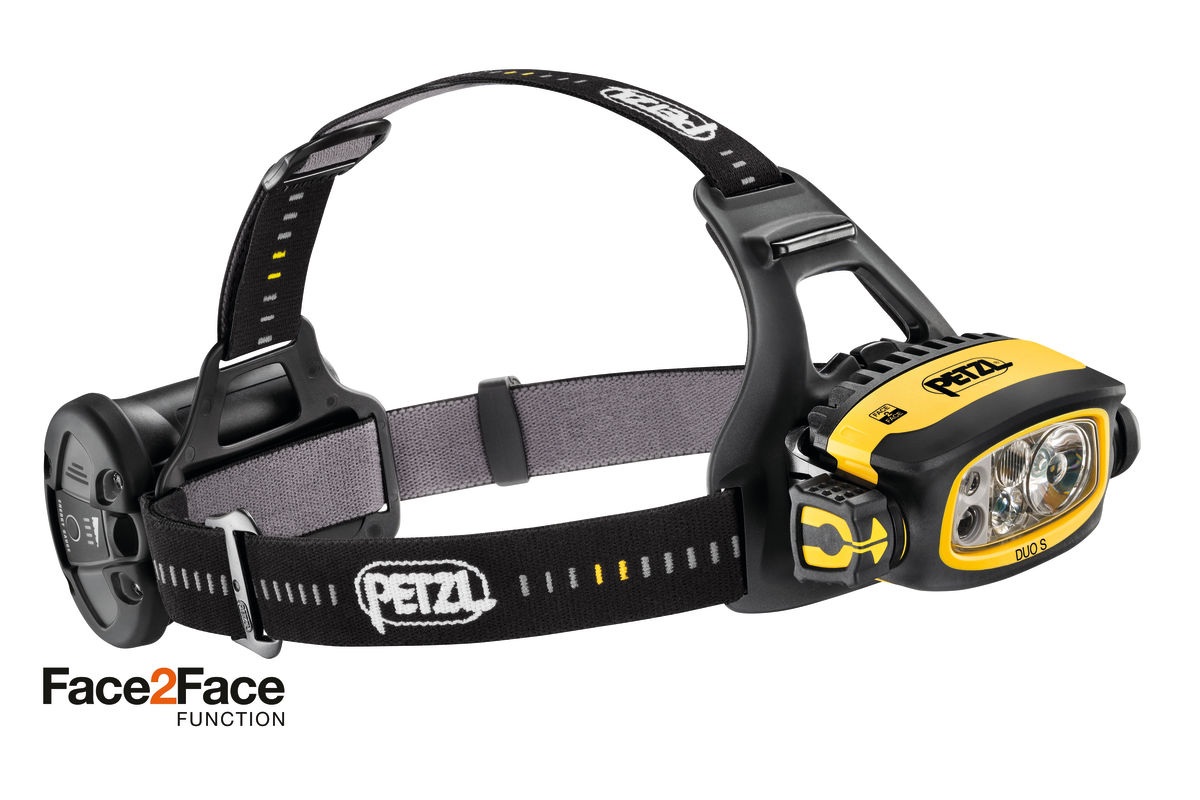 Petzl DUO S — celá čelovka zboku: čierno-žlté telo s optikami vpredu, hlavový pásik s vytkaným logom Petzl a čierny akumulátor na zadnej strane pásika