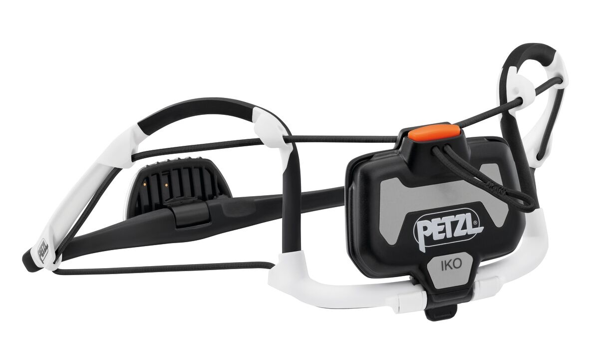 Petzl IKO CORE zo zadnej strany — puzdro HYBRID CONCEPT s logom Petzl a štítkom IKO, vzadu chladiace rebrá tela svietidla