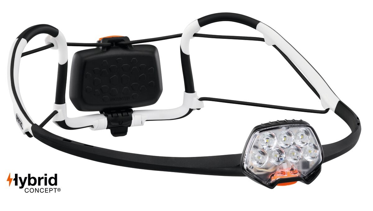 Petzl IKO CORE — celá čelovka z boku: bielo-čierny polotuhý oblúk AIRFIT, batériový box vzadu a tenké svetlo so siedmimi šošovkami vpredu