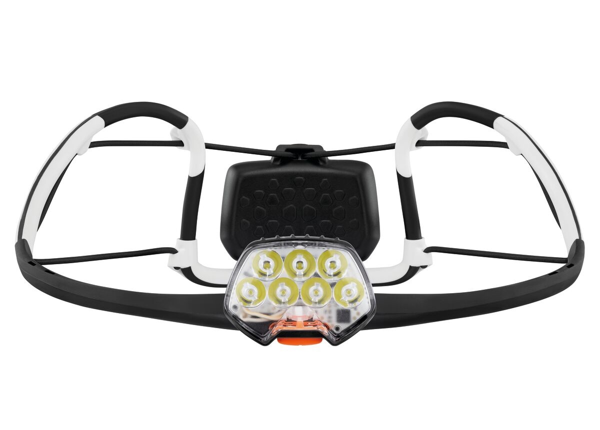 Petzl IKO CORE spredu — optika so siedmimi šošovkami a bielo-čierny oblúk AIRFIT, ktorý obopína hlavu