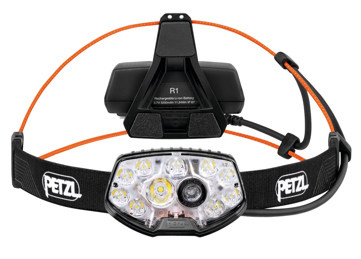 Petzl NAO RL — čelný pohľad na optiku s viacerými LED a senzorom okolitého svetla REACTIVE LIGHTING v strede