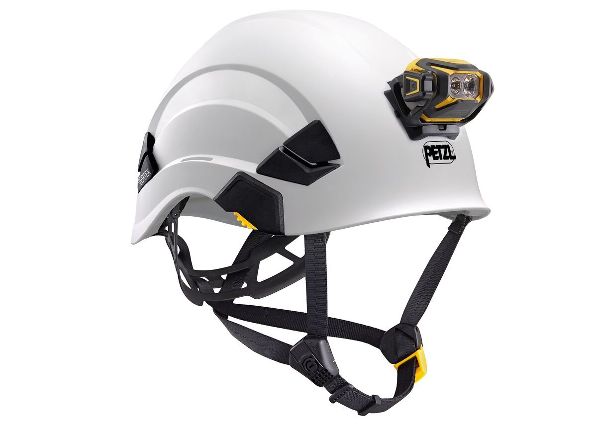 Petzl PIXA nasadená na bielej pracovnej prilbe Petzl VERTEX pomocou držiaka na prednej strane prilby