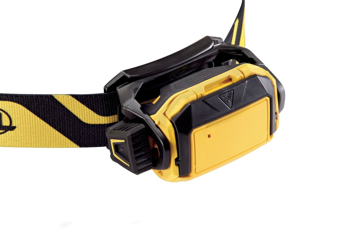 Petzl PIXA — telo čelovky otočené optikou k držiaku, poloha na odloženie a prepravu; vidno bočný otočný volič a hlavový pásik