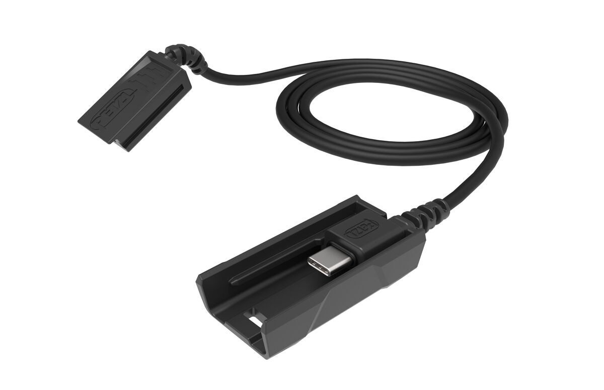 Petzl R1 Extension Cord – čierny predlžovací kábel s plochým konektorom do pásika a kolískou s USB-C pre akumulátor R1