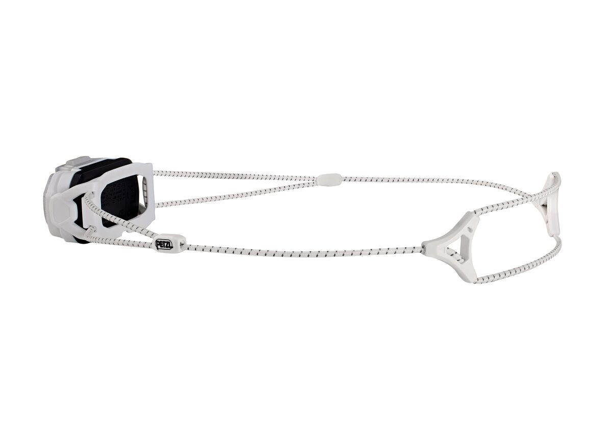 Petzl SWIFT LT zboku — telo čelovky vľavo a celý roztiahnutý ultratenký hlavový pásik z dvoch elastických šnúr s reflexným vláknom, plastovými rozvádzačmi a posuvnou sponou s logom Petzl