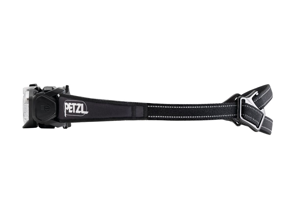 Petzl SWIFT RL CLASSIC zboku — roztiahnutý široký pásik s logom PETZL, svetlým reflexným prešitím a plastovou prackou na nastavenie dĺžky